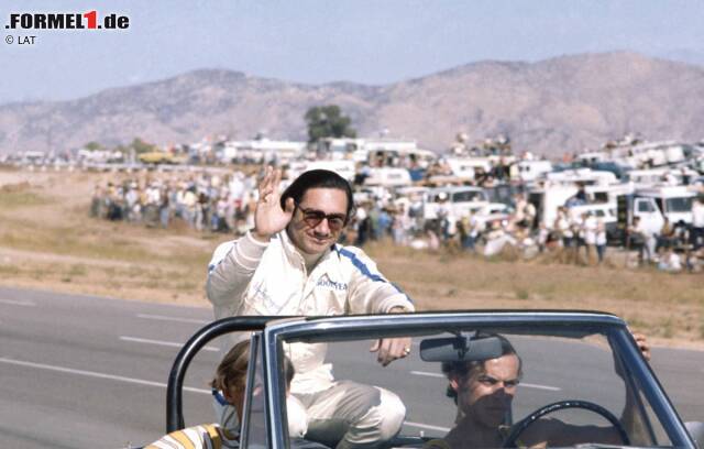 Die Geschichte des Grand Prix von Mexiko ist untrennbar mit der heute unter dem Namen Autodromo Hermanos Rodriguez bekannten Rennstrecke verbunden. Am Anfang jedoch steht eine Tragödie. Am 1. November 1962, kurz nach Eröffnung der Strecke, lässt Ricardo Rodriguez bei einem Unfall in der gefürchteten Peraltada-Kurve sein Leben. Der 20-jährige Mexikaner saß in einem Lotus 24 aus der Formel 1, das Rennwochenende zählte aber nicht zur Formel-1-Weltmeisterschaft. Unfallursache war ein Bruch der Hinterradaufhängung. Die Trauer in Mexiko ist groß und wird noch größer, als neun Jahre später, am 11. Juli 1971, auch Ricardo Rodriguez' älterer Bruder Pedro Rodriguez (Foto) tödlich verunglückt. Nach zwei Siegen in der Formel 1 wird ihm beim Rennen der Interserie der Norisring in Nürnberg zum Verhängnis. Als Ehrerweisung an die beiden verunglückten Nationalhelden erhält die Grand-Prix-Piste in Mexiko-Stadt den Namen Autodromo Hermanos Rodriguez. Die Geschichte des Grand Prix von Mexiko ist untrennbar mit der heute unter dem Namen Autodromo Hermanos Rodriguez bekannten Rennstrecke verbunden. Am Anfang jedoch steht eine Tragödie. Am 1. November 1962, kurz nach Eröffnung der Strecke, lässt Ricardo Rodriguez bei einem Unfall in der gefürchteten Peraltada-Kurve sein Leben. Der 20-jährige Mexikaner saß in einem Lotus 24 aus der Formel 1, das Rennwochenende zählte aber nicht zur Formel-1-Weltmeisterschaft. Unfallursache war ein Bruch der Hinterradaufhängung. Die Trauer in Mexiko ist groß und wird noch größer, als neun Jahre später, am 11. Juli 1971, auch Ricardo Rodriguez' älterer Bruder Pedro Rodriguez (Foto) tödlich verunglückt. Nach zwei Siegen in der Formel 1 wird ihm beim Rennen der Interserie der Norisring in Nürnberg zum Verhängnis. Als Ehrerweisung an die beiden verunglückten Nationalhelden erhält die Grand-Prix-Piste in Mexiko-Stadt den Namen Autodromo Hermanos Rodriguez.