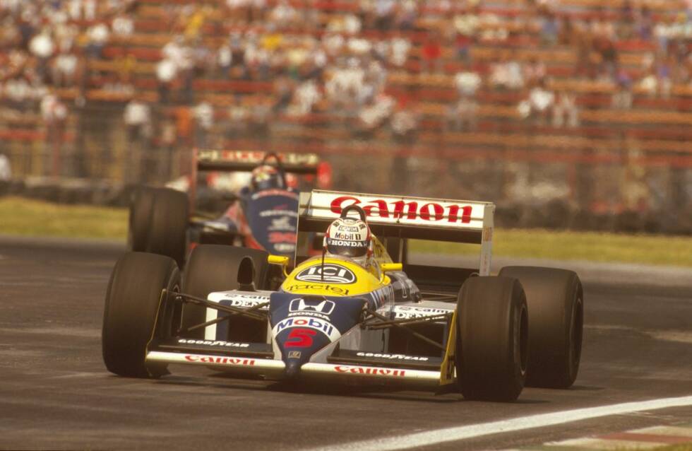 Foto zur News: Ein Jahr später sorgt die Peraltada-Kurve für einen Abbruch und Neustart des Grand Prix von Mexiko 1987. Arrows-Pilot Derek Warwick crasht in der gefürchteten Rechtskurve vor Start/Ziel und bewirkt damit eine Zweiteilung des Rennens. Sieger wird Nigel Mansell (Williams), obwohl er bei Überfahrt der Ziellinie nach 63 Runden hinter Teamkollege Nelson Piquet liegt. Weil Mansell aber in den ersten 31 Runden bis zu Warwicks Unfall genügend Vorsprung herausgefahren hatte, ist er nach Kombination der beiden Rennteile der Sieger vor Piquet und Riccardo Patrese (Brabham).