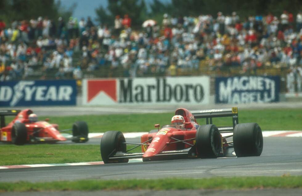 Foto zur News: Nachdem sich Ayrton Senna 1989 schadlos gehalten und seinen ersten Mexiko-Sieg eingefahren hat, deutet 1990 zunächst alles auf einen weiteren Triumph für den Brasilianer hin. Doch am McLaren-Honda explodiert kurz vor Rennende der rechte Hinterreifen. Zu diesem Zeitpunkt hatte Senna bereits Tempo herausnehmen und die Führung an Alain Prost (Ferrari) abtreten müssen. Der Franzose fährt von Startplatz 13 zum Sieg, für die ganz große Show aber sorgt Teamkollege Nigel Mansell. Im Kampf um Platz zwei ringt er McLaren-Pilot Gerhard Berger spektakulär nieder - mit einem Überholmanöver auf der Außenbahn der Peraltada-Kurve.