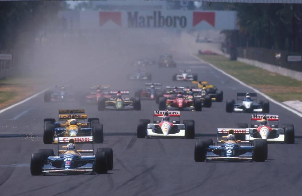 Foto zur News: Während Ayrton Senna auch im Qualifying zum Grand Prix von Mexiko 1992 einen heftigen Crash - diesmal in der Esses-Passage vor der Gegengerade - unverletzt übersteht, schreibt das Rennen zwei Geschichten. Die erste ist der überlegene Start-Ziel-Sieg von Nigel Mansell. Der Brite gewinnt vor Williams-Teamkollege Nigel Mansell, während dahinter ...