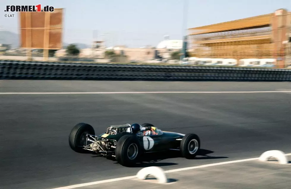 Foto zur News: 1964 ist der Grand Prix von Mexiko das Formel-1-Saisonfinale und muss die Entscheidung im Kampf um den WM-Titel bringen. Graham Hill (BRM), John Surtees (Ferrari) und Jim Clark (Lotus) treten durch neun Punkte voneinander getrennt an. Clark (Foto) holt sich wie im Vorjahr die Pole-Position und fährt dem WM-Titel entgegen, zumal Hill von Ferrari-Pilot Lorenzo Bandini in einen Dreher geschickt wird und weit zurückfällt. Mit gebrochenem Auspuff bleiben Hill weitere WM-Punkte verwehrt. Clark würde ...