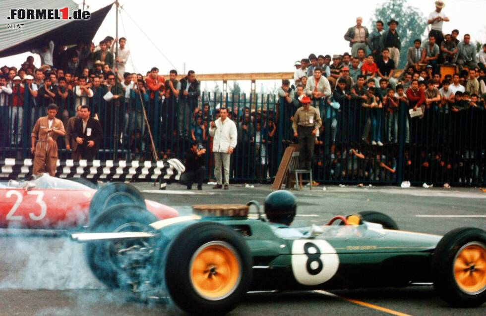 Foto zur News: 1963 gehört der Grand Prix von Mexiko erstmals zum Rennkalender der Formel-1-Weltmeisterschaft. Die exakt fünf Kilometer lange Strecke mit ihren 14 Kurven ist durchaus selektiv. Im Qualifying holt sich Jim Clark (Lotus) mit 1,7 Sekunden Vorsprung auf die Konkurrenz die Pole-Position. Im Rennen führt kein Weg am Schotten vorbei. Auf dem Weg zum Sieg dreht Clark die schnellste Rennrunde, die nochmals 0,7 Sekunden schneller ist als seine eigene Pole-Zeit. Mit großem Rückstand auf den Lotus-Piloten belegen Jack Brabham (Brabham) und Richie Ginther (BRM) die Plätze zwei und drei.