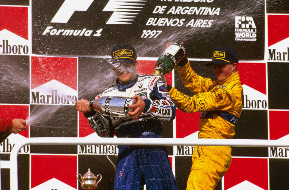 Foto zur News: 1997 verhelfen sie Jordan erst einmal zu Rang fünf in der Weltmeisterschaft. Ralf Schumacher steht gleich bei seinem dritten Formel-1-Rennen in Argentinien erstmals auf dem Podium, Fisichella schafft es in Kanada und Italien auf das Treppchen. Erstmals holt Jordan damit drei Podestplätze in einer Saison. Der Aufwärtstrend ist nun klar erkennbar und für 1998 lässt sich Eddie Jordan etwas ganz besonderes einfallen ...
