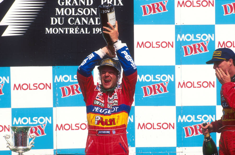 Foto zur News: Immer wieder Kanada: Vier Jahre nachdem das Team in Montreal seine ersten Punkte holte, sorgen Barrichello und Irvine 1995 an gleicher Stelle für den damals größten Erfolg des Teams. Hinter Jean Alesi holen die beiden die Plätze zwei und drei. Damit stehen erstmals zwei Jordan-Piloten auf dem Podest. Die Saison beendet das Team auf dem sechsten WM-Platz. In diesen Jahren sind die beiden Piloten das Prunkstück des Teams. Die logische Konsequenz: Irvine wird 1996 von Ferrari abgeworben, Barrichello zieht es 1997 zum neuen Stewart-Team. Doch Eddie Jordan hat für die neue Saison bereits einen Plan ...