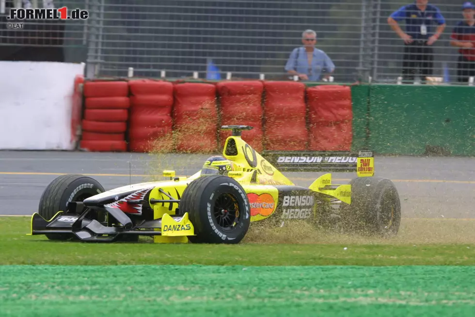 2001 kommt es zum großen Knall: Jordan entlässt Frentzen mitten in der Saison. Ausgerechnet vor dessen Heimspiel auf dem Hockenheimring zieht der Ire den Stecker. Offiziell wirft er Frentzen fehlende Motivation vor, doch Gerüchte besagen, dass der Deutsche für den strauchelnden Rennstall schlicht und ergreifend zu teuer geworden ist. Auf Rosen gebettet ist das kleine Team nie, wirklich gravierend werden die finanziellen Probleme allerdings erst später. Foto zur News: 2001 kommt es zum großen Knall: Jordan entlässt Frentzen mitten in der Saison. Ausgerechnet vor dessen Heimspiel auf dem Hockenheimring zieht der Ire den Stecker. Offiziell wirft er Frentzen fehlende Motivation vor, doch Gerüchte besagen, dass der Deutsche für den strauchelnden Rennstall schlicht und ergreifend zu teuer geworden ist. Auf Rosen gebettet ist das kleine Team nie, wirklich gravierend werden die finanziellen Probleme allerdings erst später.