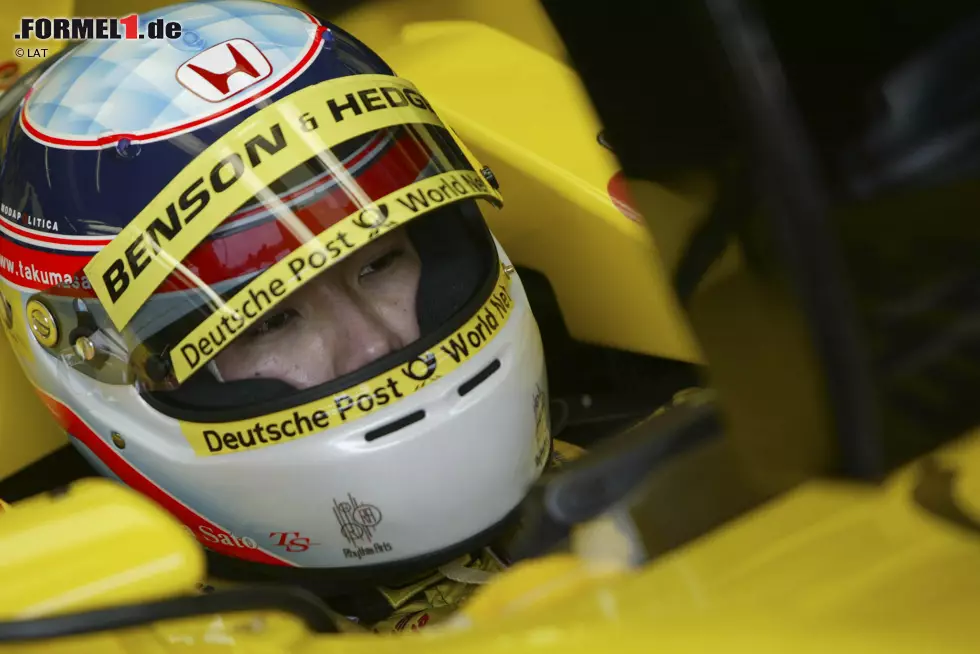 Die Saison 2001 kann das Team noch einmal auf WM-Rang fünf beenden, danach rutscht man endgültig ins hintere Mittelfeld ab. 2002 setzt man mit Takumo Sato einen von Motorenpartner Honda unterstützen Piloten in den EJ12. Finanziell ist das eine Erleichterung, sportlich ist der Japaner allerdings keine große Hilfe. Am Ende des Jahres belegt Jordan mit mageren neun Punkten den sechsten Platz in der WM. Foto zur News: Die Saison 2001 kann das Team noch einmal auf WM-Rang fünf beenden, danach rutscht man endgültig ins hintere Mittelfeld ab. 2002 setzt man mit Takumo Sato einen von Motorenpartner Honda unterstützen Piloten in den EJ12. Finanziell ist das eine Erleichterung, sportlich ist der Japaner allerdings keine große Hilfe. Am Ende des Jahres belegt Jordan mit mageren neun Punkten den sechsten Platz in der WM.