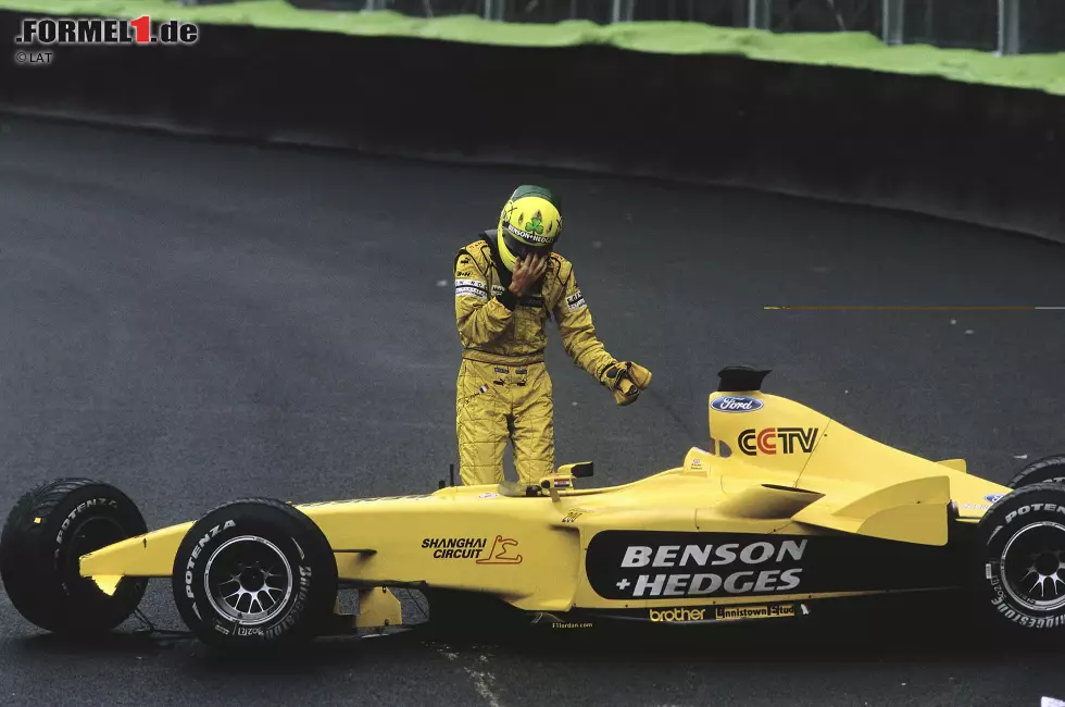2003 folgt der nächste Rückschlag: Mit Honda springt der Motorenpartner der erfolgreichen Jahre ab, um sich auf sein Engagement bei BAR zu konzentrieren. Das Team muss fortan mit Kundenmotoren von Ford an den Start gehen. Es folgt eine katastrophale Saison, in der man lediglich Platz neun in der Weltmeisterschaft belegt - das schlechteste Endergebnis seit 1993. Trotzdem gibt es auch in diesem Jahr eine Sternstunde ... Foto zur News: 2003 folgt der nächste Rückschlag: Mit Honda springt der Motorenpartner der erfolgreichen Jahre ab, um sich auf sein Engagement bei BAR zu konzentrieren. Das Team muss fortan mit Kundenmotoren von Ford an den Start gehen. Es folgt eine katastrophale Saison, in der man lediglich Platz neun in der Weltmeisterschaft belegt - das schlechteste Endergebnis seit 1993. Trotzdem gibt es auch in diesem Jahr eine Sternstunde ...
