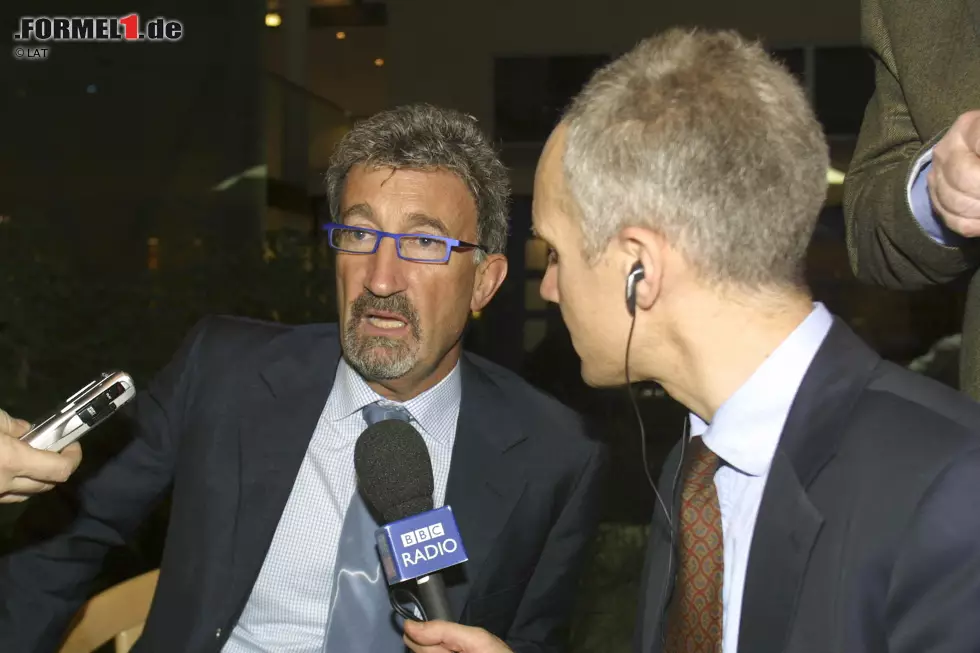 Doch vor allem die finanziellen Schwierigkeiten machen dem Team in diesen Jahren zu schaffen. 2003 verklagt Eddie Jordan in seiner Verzweiflung sogar die Telekommunikationsfirma Vodafone auf 150 Millionen Pfund. Der Vorwurf: Man habe einen mündlichen Vertrag geschlossen, den Vodafone gebrochen habe. Die Briten steigen stattdessen groß bei Ferrari ein. Zwei Monate später zieht Jordan seine Anschuldigungen zurück, womit das Schicksal des Teams quasi besiegelt ist. Foto zur News: Doch vor allem die finanziellen Schwierigkeiten machen dem Team in diesen Jahren zu schaffen. 2003 verklagt Eddie Jordan in seiner Verzweiflung sogar die Telekommunikationsfirma Vodafone auf 150 Millionen Pfund. Der Vorwurf: Man habe einen mündlichen Vertrag geschlossen, den Vodafone gebrochen habe. Die Briten steigen stattdessen groß bei Ferrari ein. Zwei Monate später zieht Jordan seine Anschuldigungen zurück, womit das Schicksal des Teams quasi besiegelt ist.