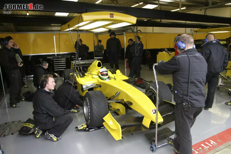 Die Saison 2004 bringt man noch über die Bühne (fünf Punkte, WM-Platz neun), doch als sich dann auch noch Motorenpartner Ford zurückzieht, folgt der endgültige Kollaps. Anfang 2005 muss Eddie Jordan seinen Rennstall an die Midland-Gruppe verkaufen. Der Name Jordan bleibt der Formel 1 noch eine Saison erhalten, ab 2006 heißt der Rennstall Midland, später dann Spyker, ab 2008 Force India, dann Racing Point und seit 2021 Aston Martin. Foto zur News: Die Saison 2004 bringt man noch über die Bühne (fünf Punkte, WM-Platz neun), doch als sich dann auch noch Motorenpartner Ford zurückzieht, folgt der endgültige Kollaps. Anfang 2005 muss Eddie Jordan seinen Rennstall an die Midland-Gruppe verkaufen. Der Name Jordan bleibt der Formel 1 noch eine Saison erhalten, ab 2006 heißt der Rennstall Midland, später dann Spyker, ab 2008 Force India, dann Racing Point und seit 2021 Aston Martin.