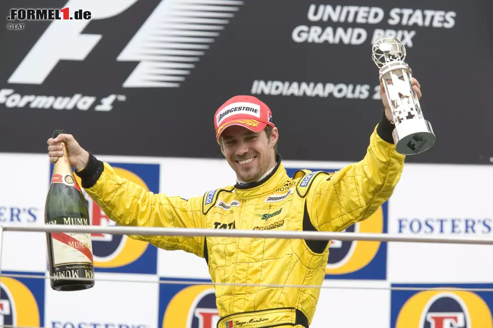 Für das letzte kleine Highlight in der Geschichte des Teams sorgt 2005 Tiago Monteiro. Beim Skandalrennen in Indianapolis, an dem lediglich sechs Autos teilnehmen, holt der Portugiese Rang drei und damit den letzten Podestplatz in der Jordan-Geschichte. Am 16. Oktober 2005 ist dann endgültig Feierabend: Nach exakt 250 Grands Prix verabschiedet sich der Name Jordan nach dem Großen Preis von China aus der Formel 1. Foto zur News: Für das letzte kleine Highlight in der Geschichte des Teams sorgt 2005 Tiago Monteiro. Beim Skandalrennen in Indianapolis, an dem lediglich sechs Autos teilnehmen, holt der Portugiese Rang drei und damit den letzten Podestplatz in der Jordan-Geschichte. Am 16. Oktober 2005 ist dann endgültig Feierabend: Nach exakt 250 Grands Prix verabschiedet sich der Name Jordan nach dem Großen Preis von China aus der Formel 1.