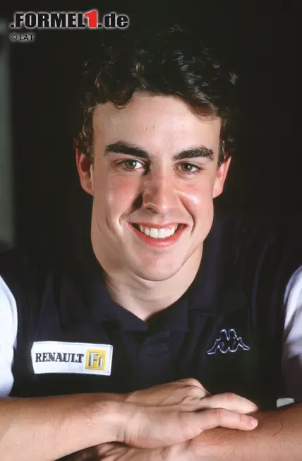 Foto zur News: #8: Fernando Alonso. Mittlerweile kennt jeder Motorsportfan seinen Namen, damals hat er gerade erst auspubertiert, als sich erstmals mit den Großen misst: Fernando Alonso startet 2001 im Alter von 19 Jahren und 218 Tagen für Minardi in Melbourne. Zahlreiche Teamwechsel und zwei WM-Titel später kann der Asturier seinen frühen Karriereschritt wohl als Erfolg bezeichnen.