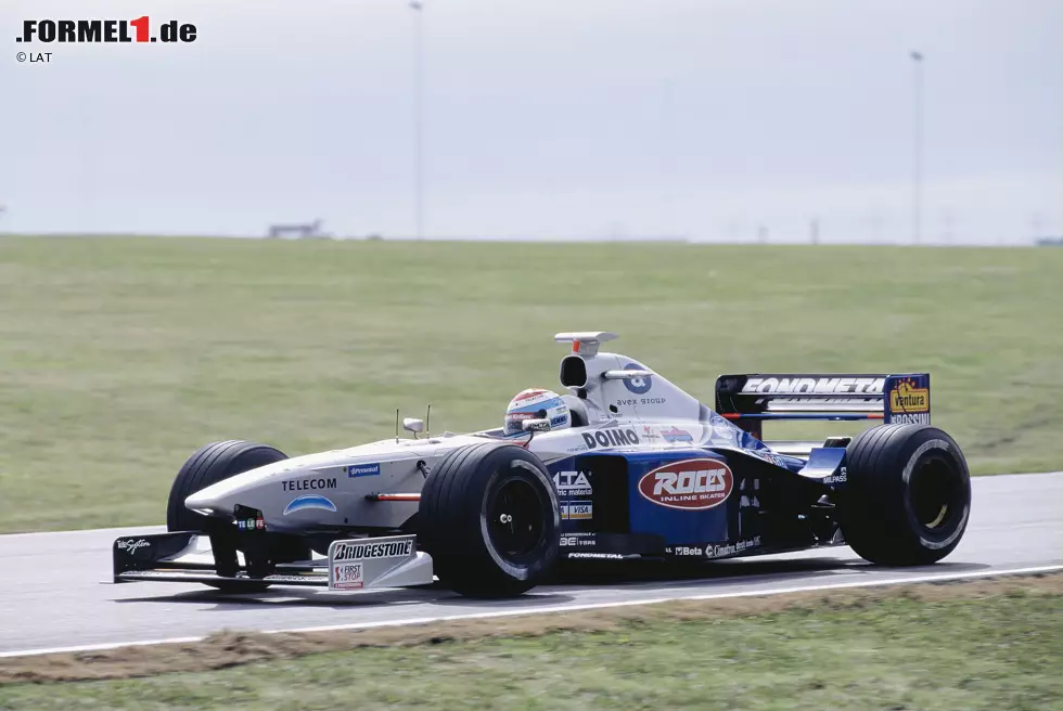 Foto zur News: #8: Esteban Tuero. Sein Formel-1-Ausflug ist weniger erfolgreich. Der Argentinier fährt 1998 für eine Saison im Minardi, fällt dabei aber bei zwölf von 16 Rennen aus und erzielt mit Platz acht beim Grand Prix von San Marino sein bestes Ergebnis. Bei seinem ersten Rennen ist er 19 Jahre und 320 Tage alt. Nach seiner Königsklassen-Erfahrung versucht sich der Argentinier noch im Tourenwagensport, erregt jedoch keine Aufmerksamkeit mehr.