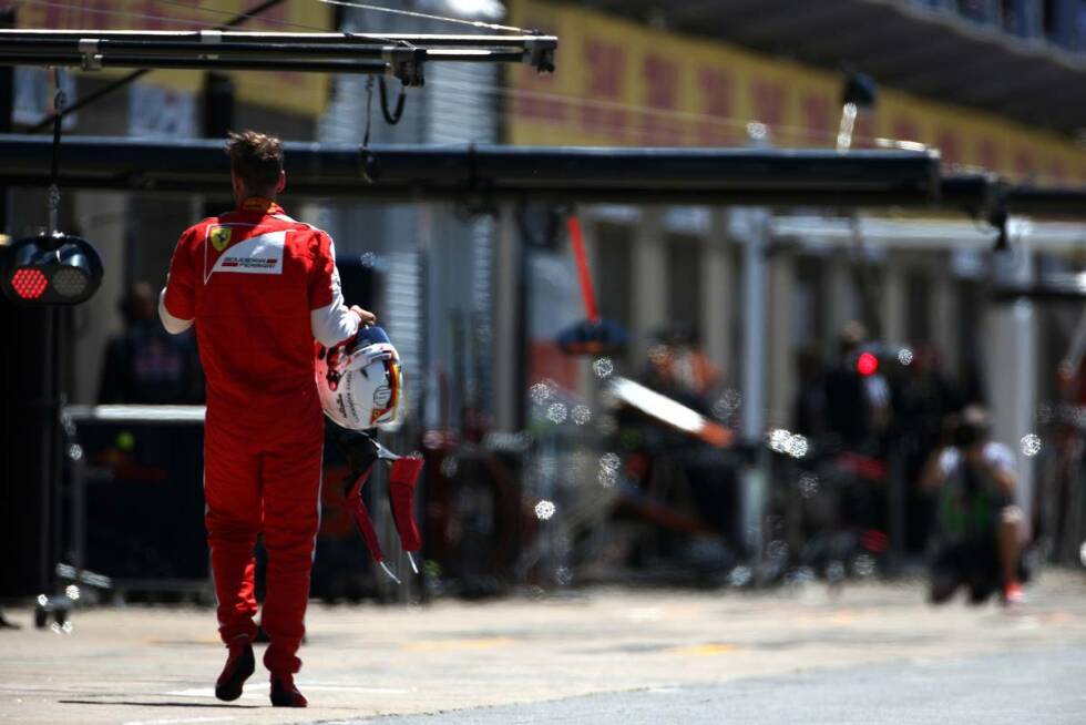 Foto zur News: Auch Sebastian Vettel startet nicht optimal ins Wochenende: Rote Flagge übersehen, Roberto Merhi mit mehr als 300 km/h überholt - was die FIA mit einer Rückversetzung um fünf Startpositionen ahndet. Diesmal aber nicht so tragisch, weil er wegen eines defekten Zehn-Euro-Transistors im Qualifying ohnehin nicht über den 16. Platz hinauskommt.