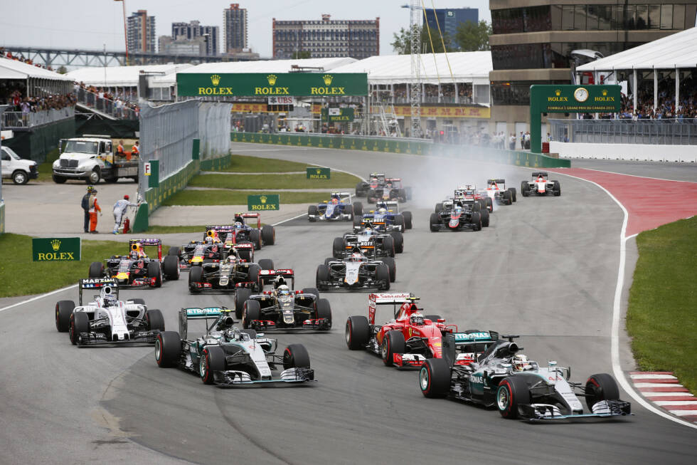 Foto zur News: Rosberg weiß genau: Qualifying und Start sind entscheidend, wenn er sich nicht das Rennen von Hamilton diktieren lassen will - aber Hamilton biegt vor ihm in die erste Kurve ein. Durch die übrigens alle sauber durchkommen, was in Montreal keine Selbstverständlichkeit ist.