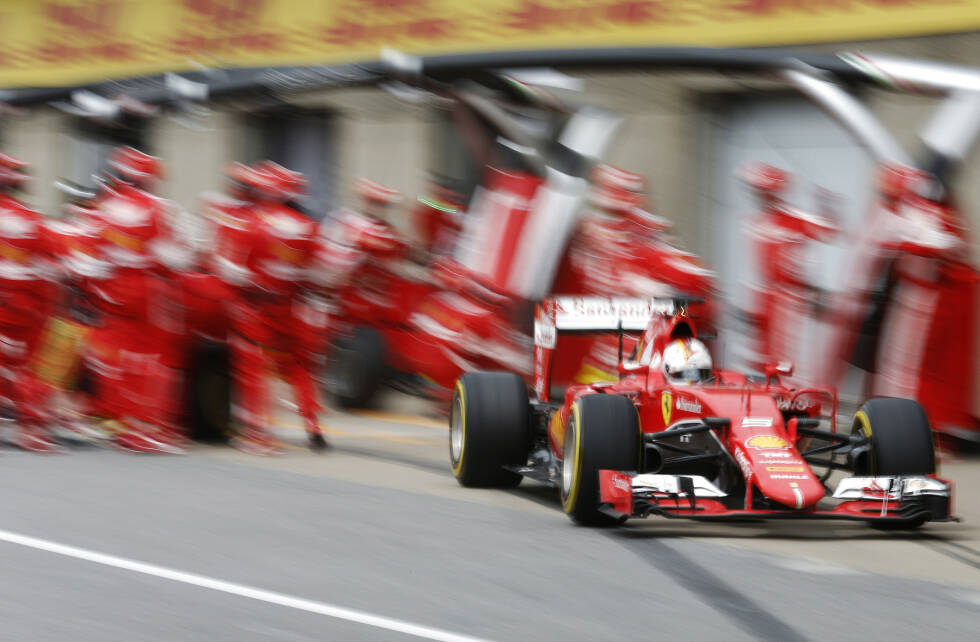 Foto zur News: Vettels Aufholjagd beginnt holprig, mit einem verpatzten Boxenstopp (6,6 Sekunden) in der siebten Runde. Ferrari setzt auf eine aggressive Zweistoppstrategie und hofft auf ein Safety-Car - in Montreal ausnahmsweise vergebens.