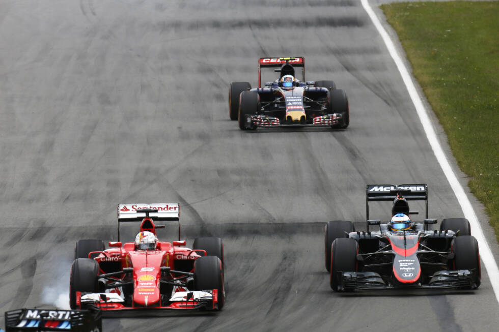 Foto zur News: Von einem Ferrari überholt zu werden, das ist wie ein Nadelstich ins Herz von Fernando Alonso. Also wehrt er sich mit Händen und Füßen, als sein Nachfolger Vettel heranfährt - und es kommt in der Zielschikane sogar zu einer leichten Berührung. Als Vettel ein zweites Mal zum Überholen ansetzt, bereitet er die Attacke besser vor.