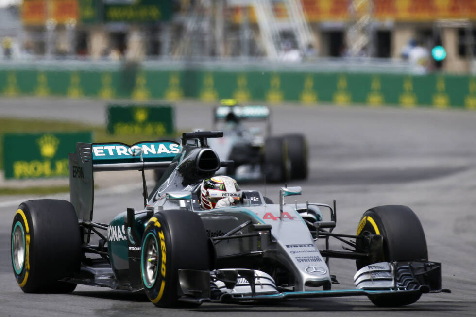 Foto zur News: Spannung bezieht das Duell vor allem aus dem Boxenfunk: Hamilton wird instruiert, früher vom Gas zu gehen, um Benzin zu sparen, und Rosberg soll seine Bremsen schonen. Am Ende sagt Hamilton: &quot;Ich hatte immer alles unter Kontrolle.&quot;