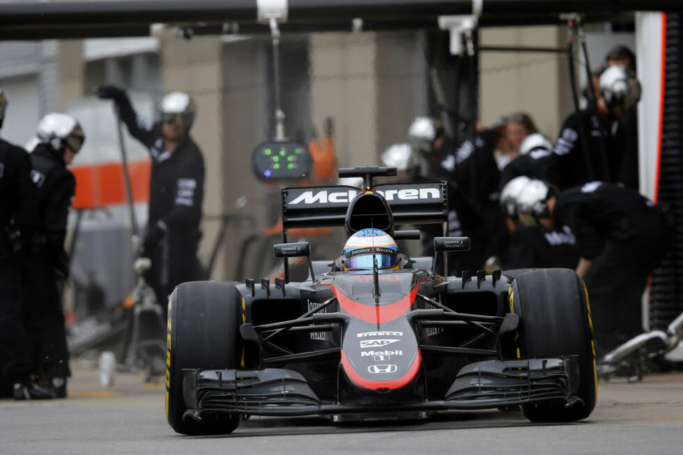 Foto zur News: McLaren-Honda am Tiefpunkt: Sowohl Alonso als auch Button scheiden wegen defekter Auspuffsysteme aus. Und Alonso weigert sich am Boxenfunk, Benzin zu sparen, um auf den Geraden nicht völlig peinlich zum Amateur gemacht zu werden. Das ist zweier Weltmeister nicht würdig.