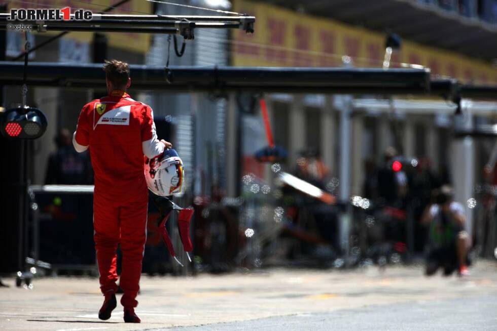 Foto zur News: Auch Sebastian Vettel startet nicht optimal ins Wochenende: Rote Flagge übersehen, Roberto Merhi mit mehr als 300 km/h überholt - was die FIA mit einer Rückversetzung um fünf Startpositionen ahndet. Diesmal aber nicht so tragisch, weil er wegen eines defekten Zehn-Euro-Transistors im Qualifying ohnehin nicht über den 16. Platz hinauskommt.