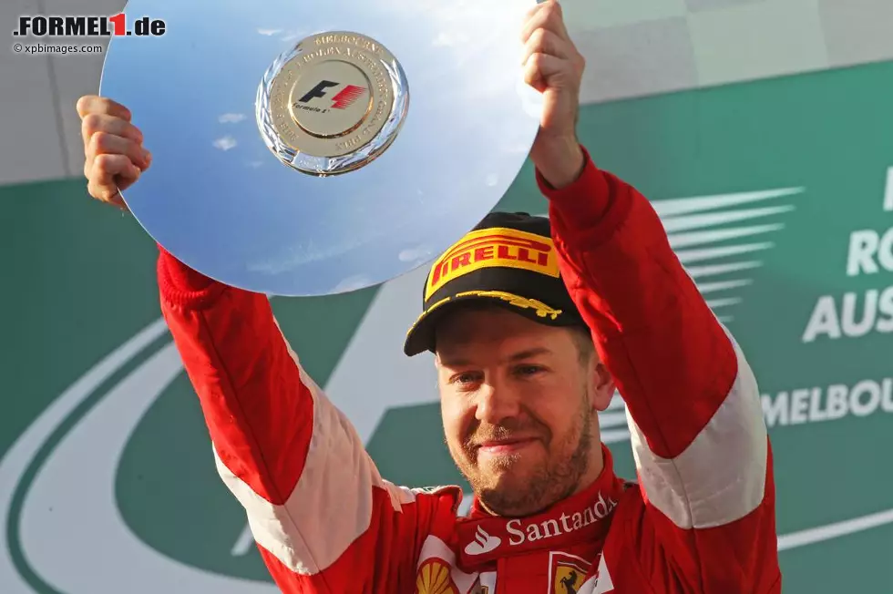 Foto zur News: Platz 9: Sebastian Vettel (Ferrari) hat sich seine vier WM-Titel mit Red Bull finanziell vergolden lassen. Sein Vermögen wird mit 42 Millionen Euro angegeben. Der Heppenheimer hat reichlich Trophäen im Schrank und noch mehr Geld auf der hohen Kante.