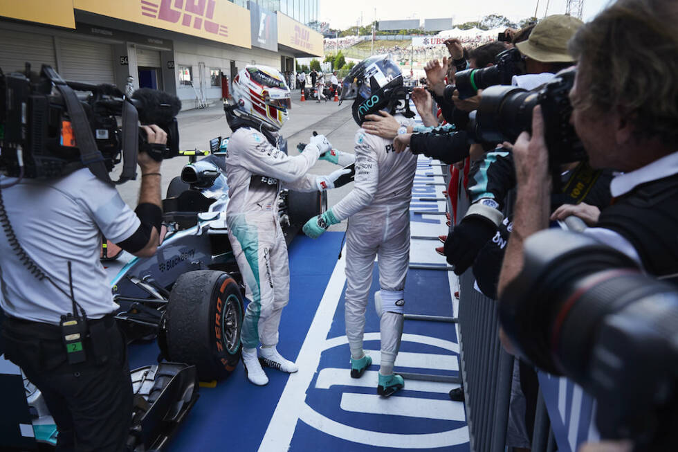 Foto zur News: Pikant: Der von den Teambossen nach dem Crash in Belgien 2014 aufgestellte Verhaltenskodex erlaubt es dem besser platzierten der beiden, die Strategie zu bestimmen. So wird eine Führung doppelt wertvoll und Risiko belohnt. In Suzuka sind Niki Lauda und Toto Wolff um Deeskalation bemüht, als sie Hamilton für seine Fahrweise in Schutz nehmen, Rosberg aber gleichzeitig wegen seines Zurücksteckens den Rücken stärken. Stand der Dinge nach Japan: Hamilton 277 Punkte, Rosberg 229.