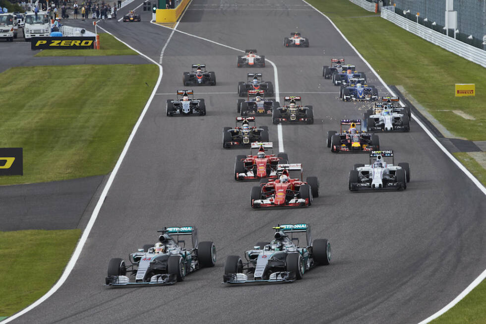 Foto zur News: Oktober 2015: In Japan trägt die Änderung Früchte. Rosberg holt sich erstmals seit Mai wieder eine Pole-Position, doch das Duell mit Hamilton erhält eine neue Fußnote. Mit einem harten Manöver in der ersten Kurve, das Rosberg in die Auslaufzone zwingt und weitere Plätze einbüßen lässt, setzt sich der Brite gegen seinen Hauptrivalen im Titelduell durch. Rosberg ist wütend und &#039;Sky&#039;-Experte Marc Surer stimmt zu: &quot;Unter Teamkollegen macht man das nicht.&quot;