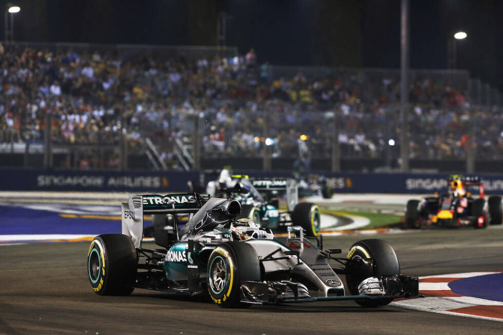 Foto zur News: September 2015: Mercedes zieht gegen Ferrari in Singapur erstmals ohne besondere Rennumstände den Kürzeren, als Vettel haushoch überlegen siegt. Was noch niemand ahnt: Das Rennen markiert im internen Kampf um die Vormacht bei Mercedes die Trendwende. Die Silberpfeile setzen auf eine Änderung der Radaufhängungsgeometrie am Rosberg-Auto und haben damit den Wagen nach den Wünschen des Wiesbadeners modifiziert, was sich in der Endphase der Saison noch zeigen wird.  Stand der Dinge nach Singapur: Hamilton 252 Punkte, Rosberg 211.
