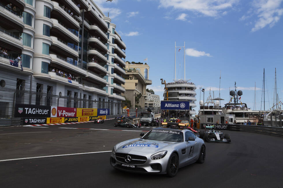 Foto zur News: In Monaco ist dann auch Fortuna auf Rosbergs Seite - oder doch das Mercedes-Team? Auf dem Stadtkurs kommt es zu einem strategischen Fauxpas bei Hamilton, als die Silberpfeile ihn während einer Safety-Car-Phase gegen Rennende unnötigerweise an die Box zu holen. Folge: Der Champion büßt zwei Plätze ein, verzweifelt im Leitplankendschungel am Heck der Konkurrenz, Rosberg erbt den Erfolg und rückt in der Gesamtwertung so nahe an den Stallrivalen heran, wie er es im weiteren Verlauf der Saison nicht mehr schaffen wird. Stand der Dinge nach Monaco: Hamilton 126 Punkte, Rosberg 116.