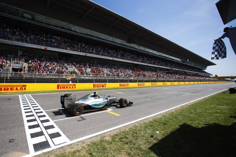 Foto zur News: Mai 2015: Rosberg scheint die Trendwende einzuläuten, als er in Spanien doch wieder eine Pole-Position holt und den ersten Saisonsieg eintütet. Stand der Dinge nach Spanien: Hamilton 111 Punkte, Rosberg 91.