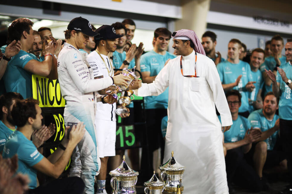 Foto zur News: Eine Ablenkung im Cockpit bedeutet der Nebenkriegsschauplatz für Hamilton nicht. In Bahrain erreicht seine Dominanz mit dem dritten Saisonsieg im vierten Rennen einen vorläufigen Höhepunkt. Für Rosberg noch schlimmer: Der Brite bestimmt auch in den Qualifyings das Tempo und sichert sich alle Pole-Positions. Damit scheint eine letzte Rosberg-Bastion gefallen zu sein. Stand der Dinge nach Bahrain: Hamilton 93 Punkte, Rosberg 66.