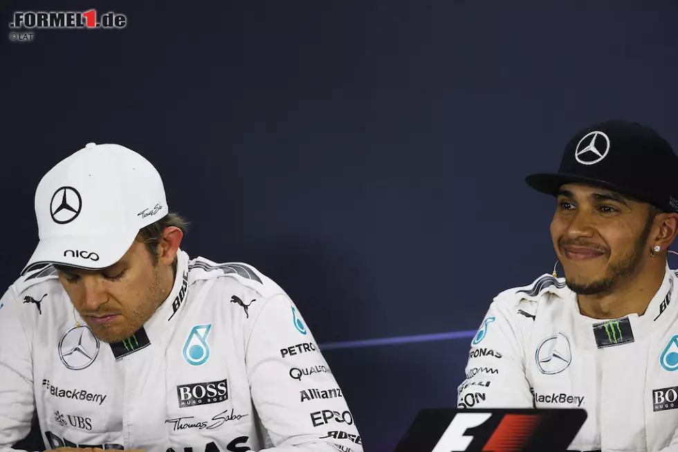 Foto zur News: April 2015: Beim China-Grand-Prix kocht das Duell über. Rosberg hat in Schanghai das Nachsehen, erhebt jedoch Vorwürfe in Richtung Hamilton: Der Weltmeister und Sieger des Rennens habe mit langsamen Runden an der Spitze versucht, ihn einzubremsen und damit zur möglichen Beute für den Ferrari-Pilot Sebastian Vettel zu machen. Dafür hat der Brite nur ein Lächeln übrig. Seine Reaktion: Wenn Rosberg schneller hätte fahren können, warum hat er dann nicht attackiert? Stand der Dinge nach China: Hamilton 68 Punkte, Rosberg 51.