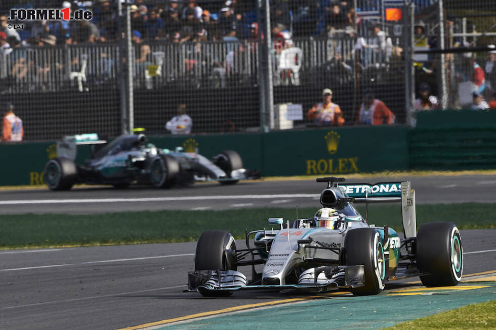 Foto zur News: März 2015: Mercedes dominiert den Saisonauftakt in Melbourne und Hamilton übernimmt mit dem Sieg in Australien die Führung in der WM-Gesamtwertung. Wie sich zeigen wird, ist der erste Tabellenplatz ein wichtiger Schritt zum späteren Titelgewinn, denn fortan ist Rosberg immer derjenige, der hinterherlaufen muss. Trügerisch: Zunächst scheint hinter den Kulissen Harmonie eingekehrt zu sein. Stand der Dinge nach Australien: Hamilton 25 Punkte, Rosberg 18.