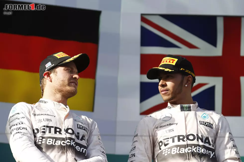 Foto zur News: Einst waren sie dicke Kumpels, gemeinsam im Urlaub, beim Hamburger auf der Couch vereint und gemeinsam fröhlich tanzende Podiumsbesucher. Mittlerweile herrscht zwischen Lewis Hamilton und Nico Rosberg Eiszeit. Die Saison 2015 markierte neue Höhepunkte einer Teamfehde, die die Formel 1 zuvor so nicht gekannt hat. Zwar bekämpften sich Erzfeinde wie Ayrton Senna und Alain Prost oder Nigel Mansell und Nelson Piquet mit unlautereren Mitteln - jedoch waren sie keine Sandkastenfreunde. &#039;Motorsport-Total.com&#039; zeigt den Titelfight in der Chronologie.