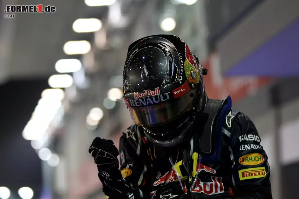 Sebastian Vettels Discohelm (2012): 30 blaue Leuchtioden und Glitzer überall waren der besondere Clou des Werkes, das der Designer Jens Munser für den Singapur-Grand-Prix 2012 entwarf. Über Batterien im Nackenschutz wurden die kleinen Blinklichter gespeist und bei jeder größeren Erschütterung aktiviert. Foto zur News: Sebastian Vettels Discohelm (2012): 30 blaue Leuchtioden und Glitzer überall waren der besondere Clou des Werkes, das der Designer Jens Munser für den Singapur-Grand-Prix 2012 entwarf. Über Batterien im Nackenschutz wurden die kleinen Blinklichter gespeist und bei jeder größeren Erschütterung aktiviert.