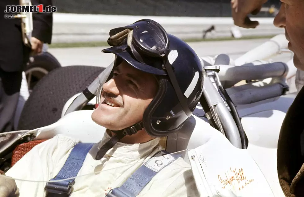 Foto zur News: Graham Hill: Die zweite große Liebe des Briten neben dem Motorsport war das Rudern. Vor seiner Formel-1-Karriere gewann Hill für den London Rowing Club mehrere große Regatten und verewigte die Vereinsfarben sowie das Design des Logos auf seinem Helm. Übrigens: Die Grundfarbe ist nicht Schwarz, sondern Dunkelblau.