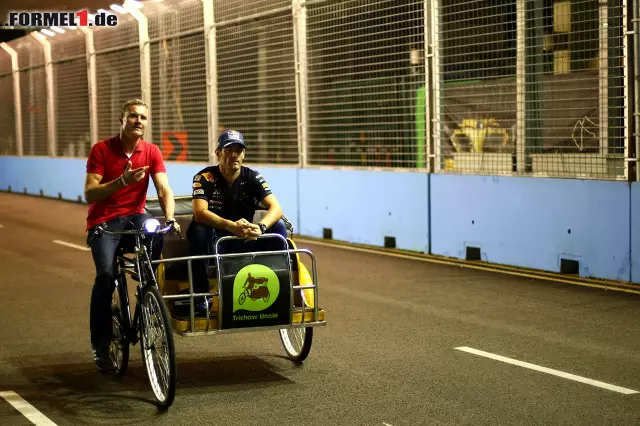 Reden und Gas geben in mal ganz anderer Form: David Coulthard (246 GPs) ist sich im rahmen seiner Tätigtkeit für die 'BBC' für nichts zu schade. Hier kutschiert er Mark Webber durch das nächtliche Singapur. Foto zur News: Reden und Gas geben in mal ganz anderer Form: David Coulthard (246 GPs) ist sich im rahmen seiner Tätigtkeit für die 'BBC' für nichts zu schade. Hier kutschiert er Mark Webber durch das nächtliche Singapur.