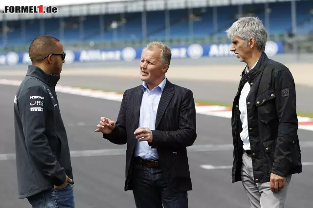 Den Mann in der Mitte werden viele deutsche Fans als ehemaligen Teamkollegen von Michael Schumacher zu dessen Benetton-Zeiten noch kennen. Johnny Herbert (160 GPs) überzeugt die britischen Fans mit eloquenter Analyse. Foto zur News: Den Mann in der Mitte werden viele deutsche Fans als ehemaligen Teamkollegen von Michael Schumacher zu dessen Benetton-Zeiten noch kennen. Johnny Herbert (160 GPs) überzeugt die britischen Fans mit eloquenter Analyse.