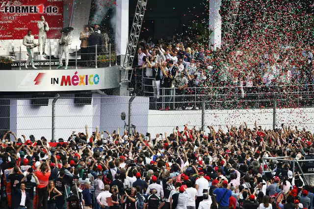 Foto zur News: 2015: Das schönste Podium des Jahres, ganz besonders für Nico Rosberg: Nach seiner bitteren Niederlage gegen Lewis Hamilton beim WM-Entscheider in Austin liefert der Mercedes-Fahrer in Mexiko-Stadt eines seiner besseren Wochenenden ab und gewinnt letztendlich souverän. Vor 134.850 Zuschauern fühlt er sich "wie ein Rockstar".