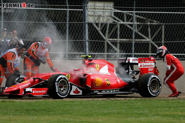Foto zur News: Kimi Räikkönen geht mit Handicap ins Qualifying: Am Samstagmorgen verraucht jener Motor, den ihm Ferrari erst in Austin eingebaut hat. Seine Grid-Strafe (+35) ist aber nur ein Klacks gegen Jenson Button, der um 70 (!) Startpositionen nach hinten muss. McLaren-Honda bleibt der Running Gag der Formel 1.