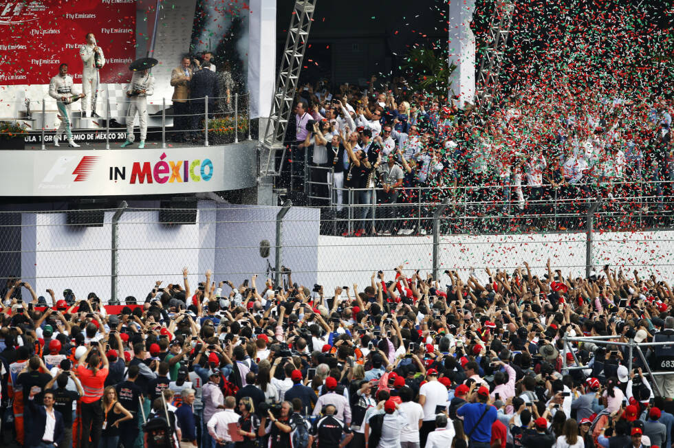 Foto zur News: Das schönste Podium des Jahres, ganz besonders für Nico Rosberg: Nach seiner bitteren Niederlage gegen Lewis Hamilton beim WM-Entscheider in Austin liefert der Mercedes-Fahrer in Mexiko-Stadt eines seiner besseren Wochenenden ab und gewinnt letztendlich souverän. Vor 134.850 Zuschauern fühlt er sich "wie ein Rockstar".