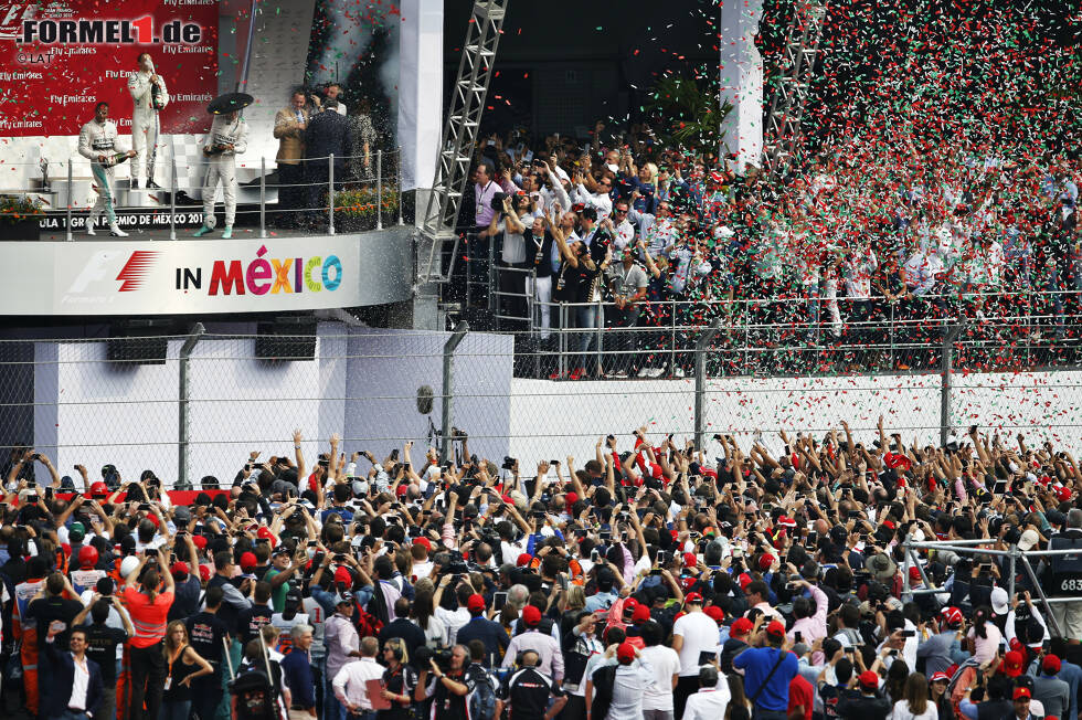 Foto zur News: 2015: Das schönste Podium des Jahres, ganz besonders für Nico Rosberg: Nach seiner bitteren Niederlage gegen Lewis Hamilton beim WM-Entscheider in Austin liefert der Mercedes-Fahrer in Mexiko-Stadt eines seiner besseren Wochenenden ab und gewinnt letztendlich souverän. Vor 134.850 Zuschauern fühlt er sich &amp;quot;wie ein Rockstar&amp;quot;.