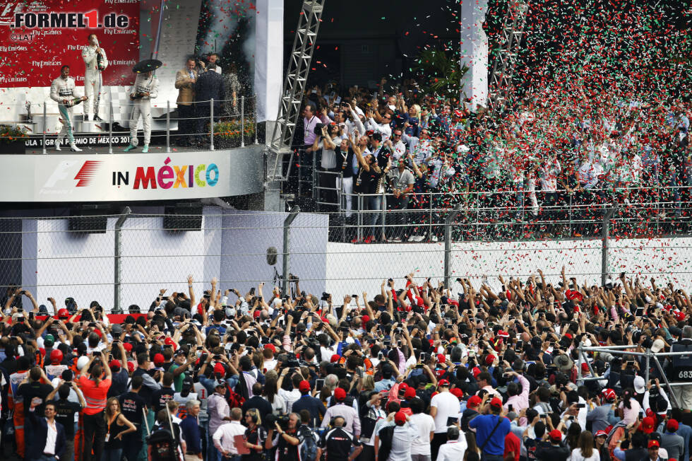 Foto zur News: Das schönste Podium des Jahres, ganz besonders für Nico Rosberg: Nach seiner bitteren Niederlage gegen Lewis Hamilton beim WM-Entscheider in Austin liefert der Mercedes-Fahrer in Mexiko-Stadt eines seiner besseren Wochenenden ab und gewinnt letztendlich souverän. Vor 134.850 Zuschauern fühlt er sich &quot;wie ein Rockstar&quot;.