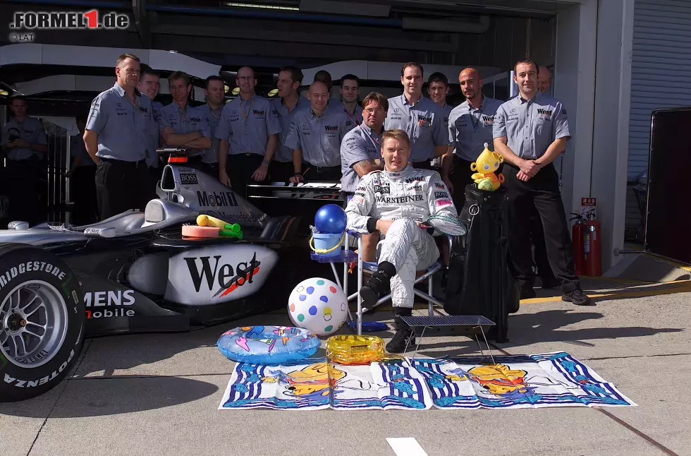 ...eine Auszeit zu nehmen. Aus der Auszeit wird das Ende der Formel-Karriere: Häkkinen macht sich rar, besucht aber 2002... Foto zur News: ...eine Auszeit zu nehmen. Aus der Auszeit wird das Ende der Formel-Karriere: Häkkinen macht sich rar, besucht aber 2002...