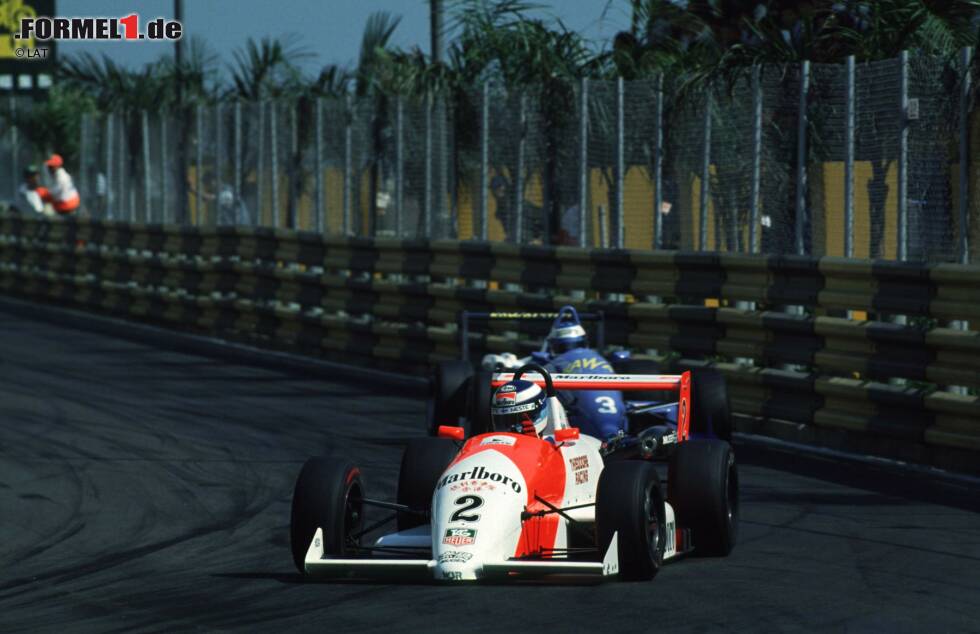 Dabei sind er und Schumacher bereits vor der Formel 1 Rivalen. Beim Formel-3-Klassiker in Macao kämpfen Pole-Setter Häkkinen und Schumacher um den Sieg, ehe es... Dabei sind er und Schumacher bereits vor der Formel 1 Rivalen. Beim Formel-3-Klassiker in Macao kämpfen Pole-Setter Häkkinen und Schumacher um den Sieg, ehe es...