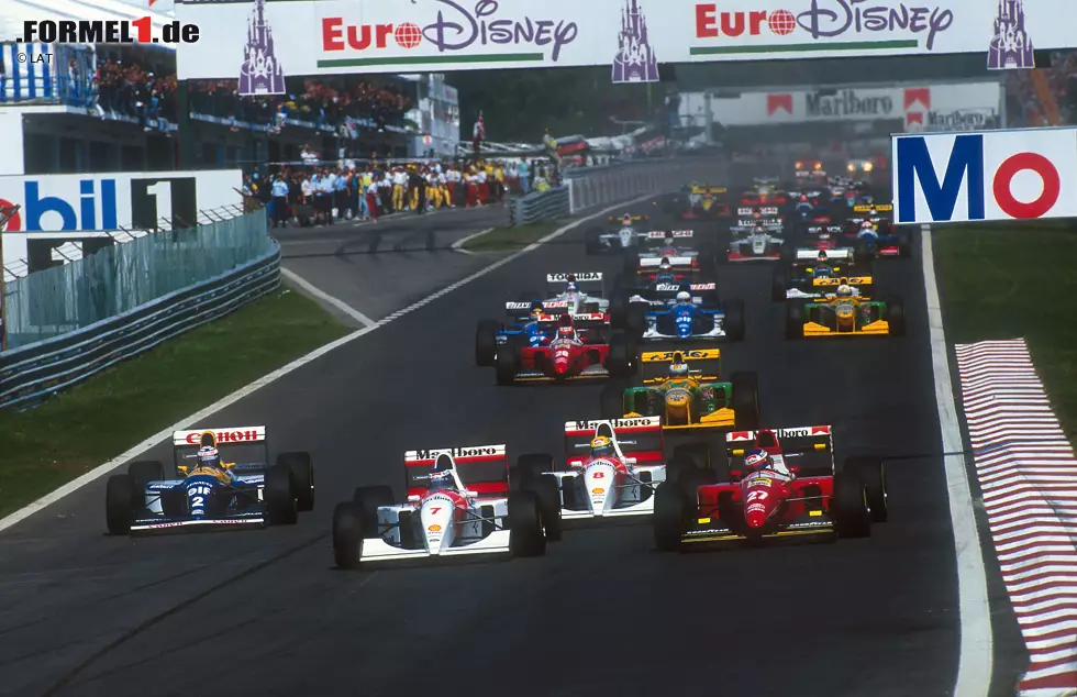 ...doch wegen mäßiger Leistungen wird McLaren-Stammpilot und IndyCar-Export Michael Andretti nach dem Grand Prix von Italien in die USA zurückgeschickt. Häkkinen übernimmt sein Cockpit und brilliert bei seiner McLaren-Premiere in Estoril. Der Finne besiegt Senna im Qualifying und kämpft um den Sieg, ... Foto zur News: ...doch wegen mäßiger Leistungen wird McLaren-Stammpilot und IndyCar-Export Michael Andretti nach dem Grand Prix von Italien in die USA zurückgeschickt. Häkkinen übernimmt sein Cockpit und brilliert bei seiner McLaren-Premiere in Estoril. Der Finne besiegt Senna im Qualifying und kämpft um den Sieg, ...