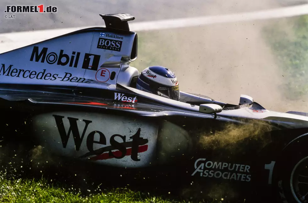 1999 startet Häkkinen das Unternehmen Titelverteidigung. McLaren verpatzt den Saisonauftakt wegen Zuverlässigkeitsproblemen, doch dann bricht sich Michael Schumacher in Silverstone das Bein. Beim Titelduell gegen Eddie Irvine rutscht Häkkinen in Monza in Führung liegend von der Strecke und verkriecht sich weinend hinter den Sträuchern. Dennoch beweist er... Foto zur News: 1999 startet Häkkinen das Unternehmen Titelverteidigung. McLaren verpatzt den Saisonauftakt wegen Zuverlässigkeitsproblemen, doch dann bricht sich Michael Schumacher in Silverstone das Bein. Beim Titelduell gegen Eddie Irvine rutscht Häkkinen in Monza in Führung liegend von der Strecke und verkriecht sich weinend hinter den Sträuchern. Dennoch beweist er...