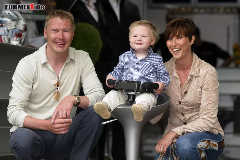 ...mit Sohn Hugo und Frau Erja den Grand Prix von Monaco. Ganz ohne Motorsport hält er es aber langfristig dann doch nicht aus: 2005 startet Häkkinen... Foto zur News: ...mit Sohn Hugo und Frau Erja den Grand Prix von Monaco. Ganz ohne Motorsport hält er es aber langfristig dann doch nicht aus: 2005 startet Häkkinen...