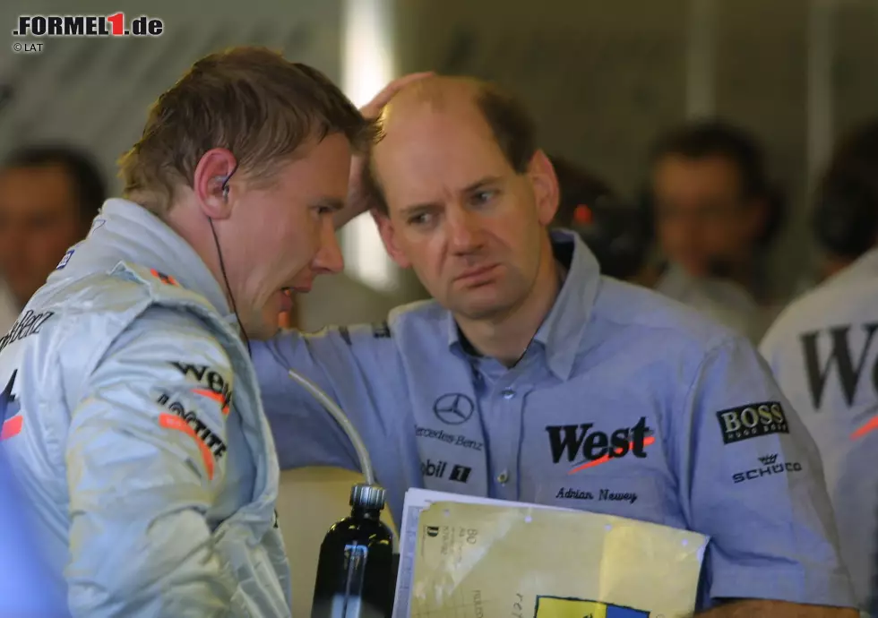 ...Stardesigner Adrian Newey endlich auch über ein Top-Auto. McLaren dominiert die Wintertests und geht als Favorit in die Saison 1998. In Melbourne wird man dieser Rolle gerecht, und abermals gewinnt Häkkinen... Foto zur News: ...Stardesigner Adrian Newey endlich auch über ein Top-Auto. McLaren dominiert die Wintertests und geht als Favorit in die Saison 1998. In Melbourne wird man dieser Rolle gerecht, und abermals gewinnt Häkkinen...