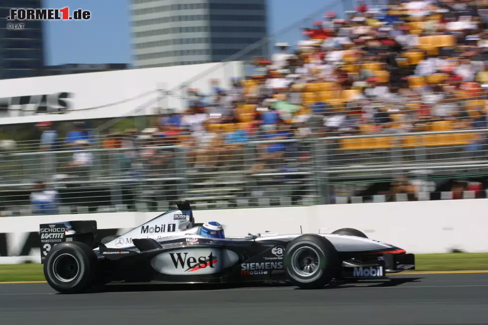 2001 beginnt für den frischgebackenen Familienvater Häkkinen mit einem Paukenschlag: Der McLaren-Star fliegt beim Saisonauftakt in Melbourne wegen eines Aufhängungsbruchs mit hoher Geschwindigkeit in die Reifenstapel. Er bleibt zwar unverletzt, der Crash bewegt ihn aber dazu, mit Saisonende... Foto zur News: 2001 beginnt für den frischgebackenen Familienvater Häkkinen mit einem Paukenschlag: Der McLaren-Star fliegt beim Saisonauftakt in Melbourne wegen eines Aufhängungsbruchs mit hoher Geschwindigkeit in die Reifenstapel. Er bleibt zwar unverletzt, der Crash bewegt ihn aber dazu, mit Saisonende...