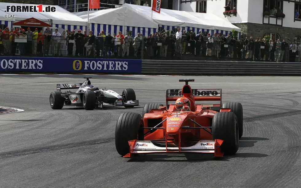 2000 muss er sich zwar gegen Michael Schumacher geschlagen geben, dafür sorgt er aber für eines der spektakulärsten Überholmanöver der Formel-1-Historie: In Spa bezieht er Nachzügler Ricardo Zonta in seine Aktion ein und setzt sich so gegen Schumacher durch. Die Formel 1 ist entzückt. Foto zur News: 2000 muss er sich zwar gegen Michael Schumacher geschlagen geben, dafür sorgt er aber für eines der spektakulärsten Überholmanöver der Formel-1-Historie: In Spa bezieht er Nachzügler Ricardo Zonta in seine Aktion ein und setzt sich so gegen Schumacher durch. Die Formel 1 ist entzückt.